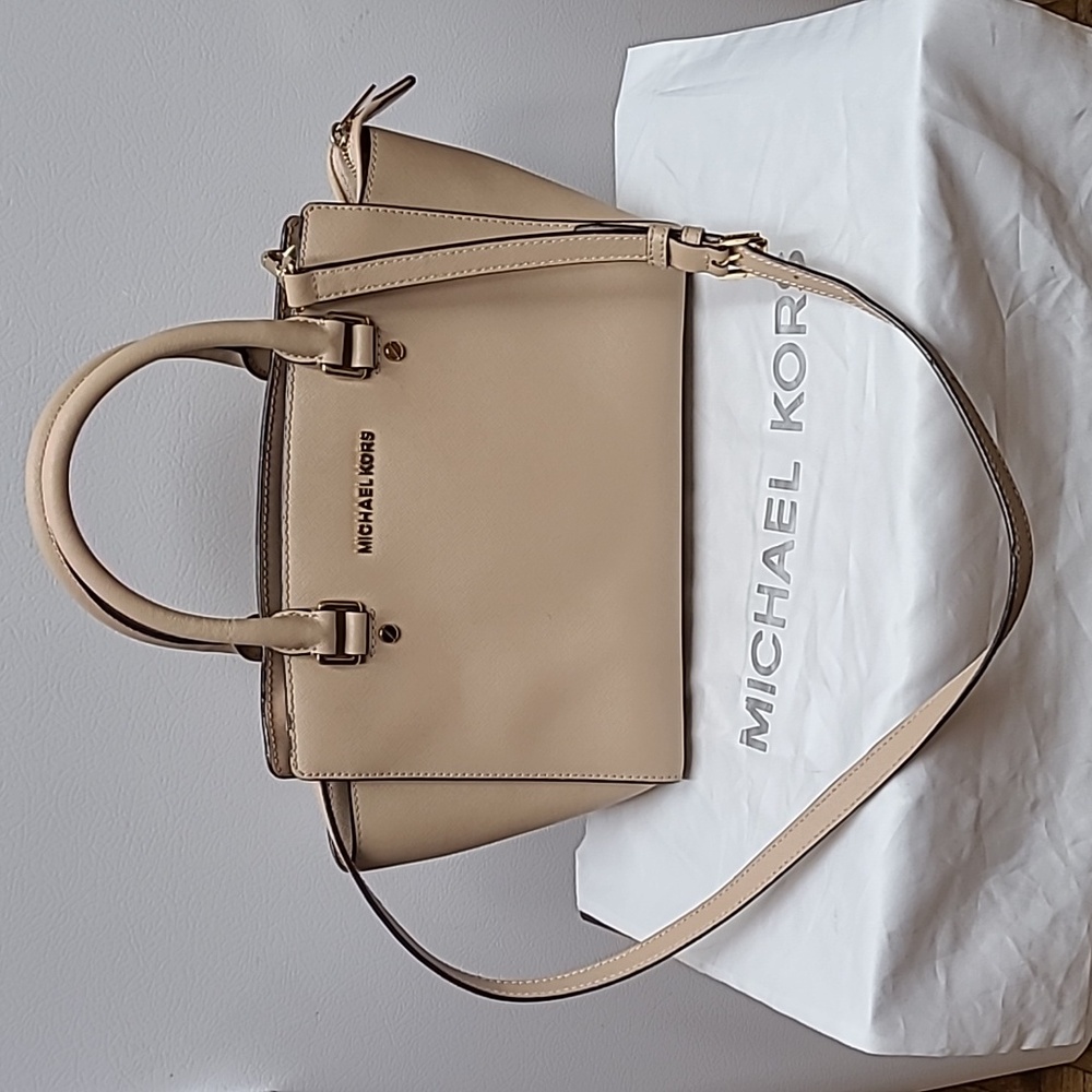 Micheal kors Selma Satchel Handbag with Crossbody Strap Medium Size Tan